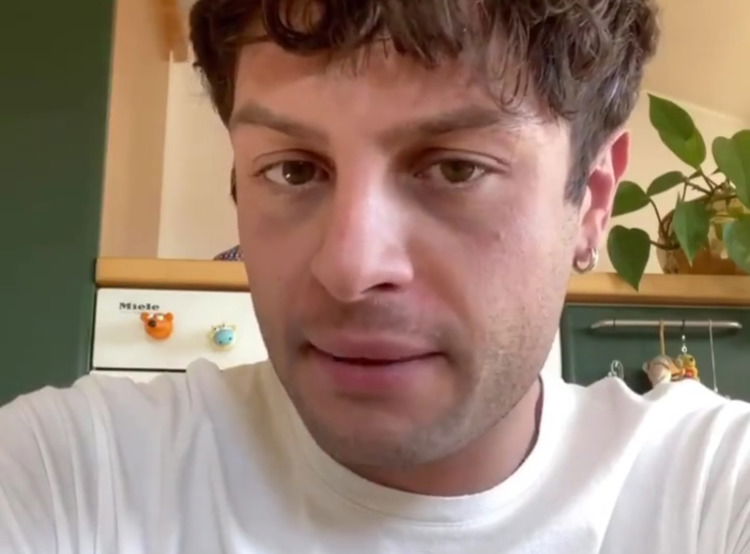 Iconize dopo la polemica sulla presunta aggressione omofoba: “Non mi sono tirato un surgelato in faccia, è stato autolesionismo!” (Video) preview