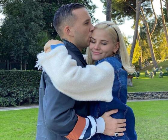 ‘Amici di Maria De Filippi’, un finalista fa una romantica proposta di matrimonio alla fidanzata: “Ha detto sì!” (Video) ‘Amici di Maria De Filippi’, un finalista fa una romantica proposta di matrimonio alla fidanzata: “Ha detto sì!” (Video)