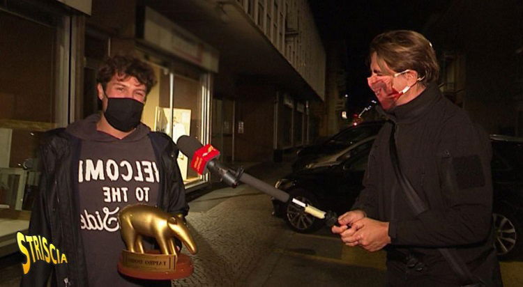 ‘Striscia la Notizia’, dopo il finto pestaggio Tapiro d’oro per Iconize che afferma: “Chiedo scusa a tutti, ma…” preview