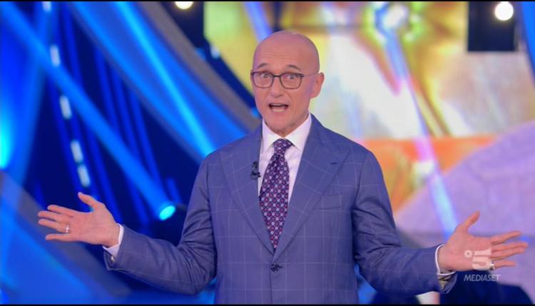 ‘Gf Vip 5’, Alfonso Signorini svela qualche chicca sui prossimi concorrenti (c’è chi arriva da ‘Temptation Island’). E a proposito della lite tra Elisabetta Gregoraci e Giulia Salemi… preview