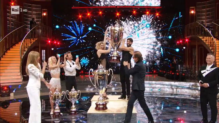 ‘Ballando con le Stelle 15’, sul web infuriano le polemiche dopo la finalissima: ecco cosa è successo preview