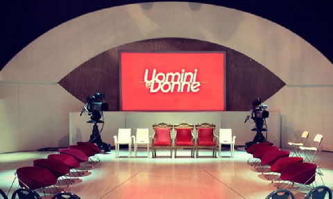 Uomini e Donne, discussa ex corteggiatrice si laurea e festeggia col nuovo fidanzato (Foto) preview