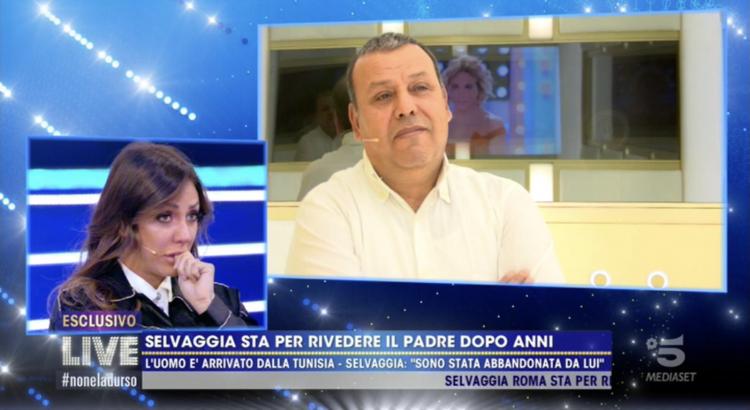 ‘Live – Non è la D’Urso’, dopo averlo accusato di averla abbandonata Selvaggia Roma incontra suo padre (e la verità non è esattamente quella che aveva raccontato al ‘Gf Vip’) preview