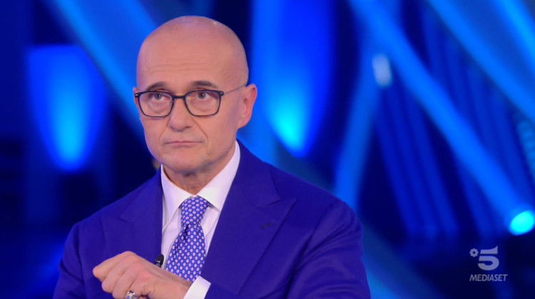 Gf Vip 6, Endemol si dissocia dalla frase contro l’aborto pronunciata da Alfonso Signorini: il comunicato preview