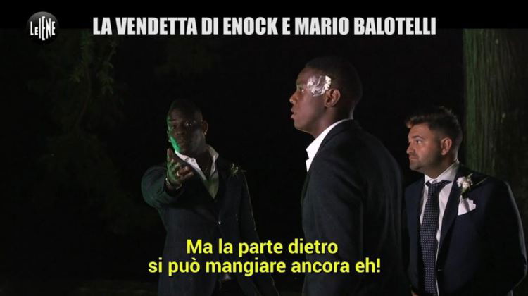‘Le Iene’, Enock Barwuah e Mario Balotelli complici dello scherzo nel giorno delle nozze del loro migliore amico. E il calciatore confessa: “In passato ho fatto la proposta di matrimonio a…” preview
