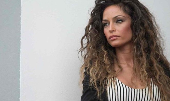 Grande Fratello, Raffaella Fico lancia il suo nuovo singolo con un videoclip super sexy
