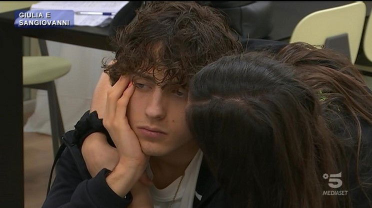 ‘Amici 20’, Giulia Stabile dà il primo bacio della sua vita a Sangiovanni, ma il giorno dopo lui… (Video) preview
