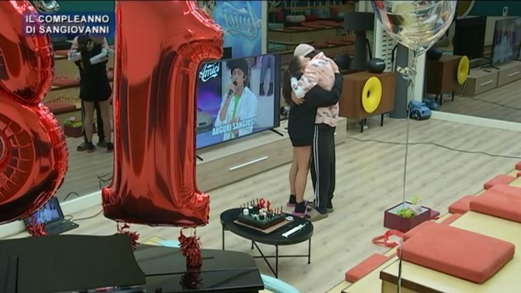 ‘Amici 20’, Giulia Stabile organizza una sorpresa speciale per il diciottesimo compleanno di Sangiovanni e tra i due succede che… (Video) preview