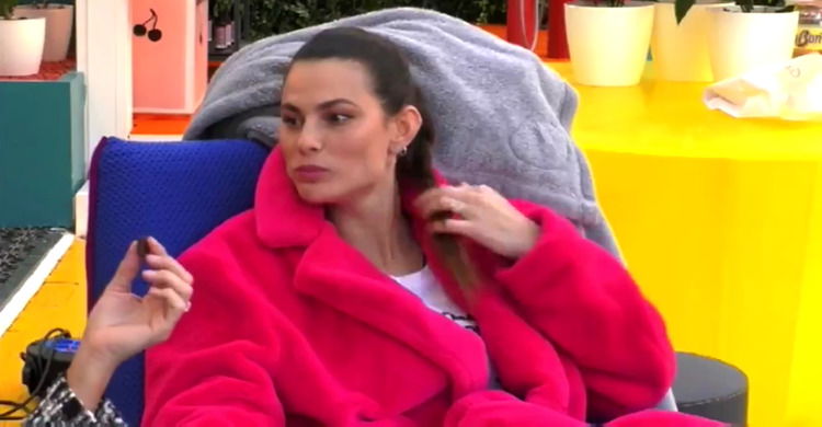‘Gf Vip 5’, nuove urla fuori dalla Casa svelano a Dayane Mello il prolungamento del reality: la sua reazione (Video) preview