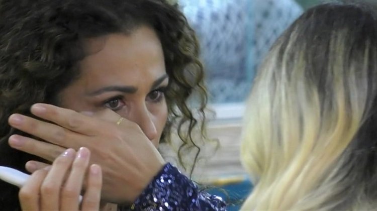 ‘Gf Vip 5’, Samantha De Grenet dopo l’acceso scontro con Antonella Elia scoppia in lacrime (e riceve l’inaspettato supporto di Stefania Orlando)