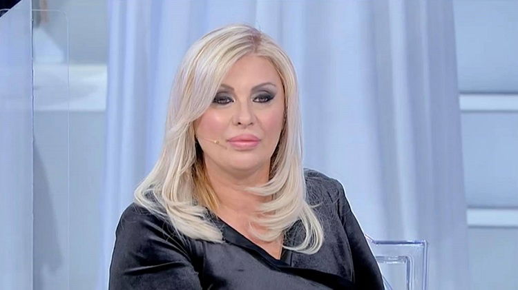 Uomini e Donne, Rossella Intellicato si scaglia duramente contro Tina Cipollari: “Ti meriteresti un sacco di calci in cu*o” preview