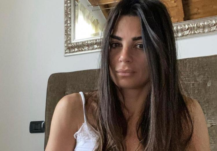 ‘Uomini e Donne’, Serena Enardu pubblica le foto della sua auto andata distrutta nel rogo: “Incendio certamente doloso, sono schifata” preview