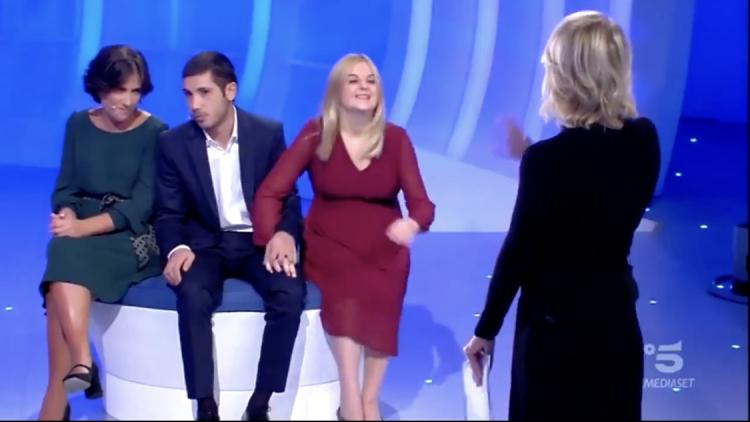 C’è Posta per Te, Martina ride del padre Danilo e Maria De Filippi la asfalta preview