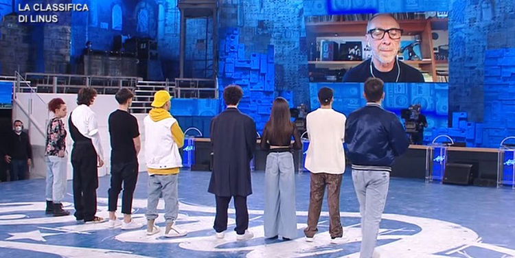 Amici 20, Linus ascolta tutti i cantanti in gara e stila la sua classifica: ecco chi c’è al primo posto preview
