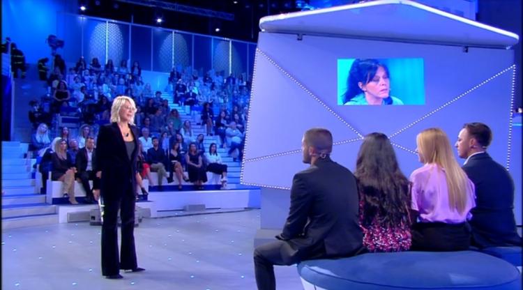 ‘C’è Posta per Te’, Maria De Filippi esce dallo studio per convincere Davide e Giulia a riabbracciare la mamma ma… article-post