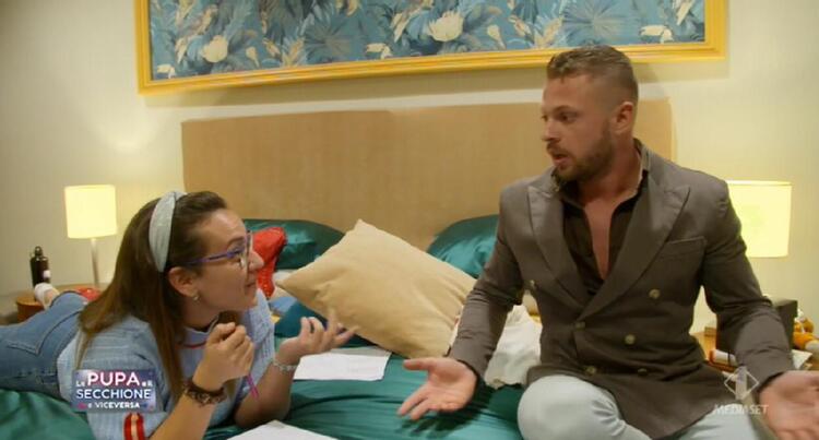 ‘La Pupa e il Secchione e viceversa 2’, quarta puntata: tutti contro Giulia Paolella, Manuel Amati mostra interesse per Miryea Stabile, gli eliminati sono… preview