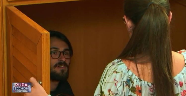 ‘La Pupa e il Secchione e viceversa 2′, quinta puntata: quattro coppie volano in finale, Andrea De Santis torna per fare una sorpresa a Giulia Orazi preview