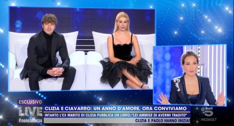 Live – Non è la D’Urso, Clizia Incorvaia replica sarcastica alla pesante descrizione che Francesco Sarcina ha fatto di lei nel suo libro preview