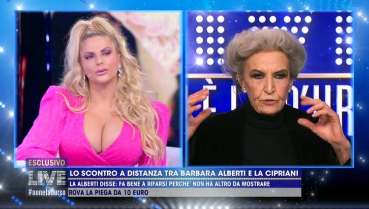 ‘Live – Non è la D’Urso’, è scontro (super trash) tra Francesca Cipriani e Barbara Alberti: “Penso che lei sia un personaggio mitologico” preview