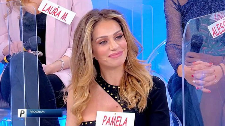 Uomini e Donne, Pamela Barretta accusata di voler far parlare di sé sfruttando i suoi problemi di salute: lo sfogo (Video) preview