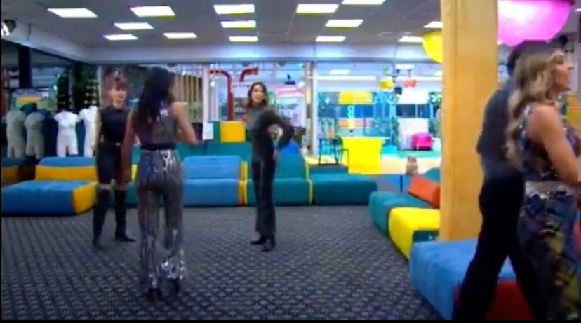 Gf Vip 5, gli ex inquilini entrano in Casa e la regia trasmette le immagini per errore (Video) preview