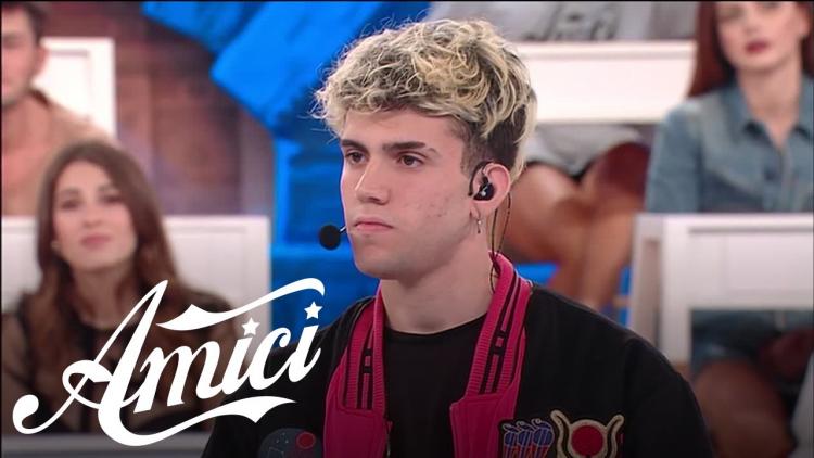 Amici 20, il racconto toccante di Aka7Even commuove i suoi compagni: ‘Sono uscito per miracolo dal coma e…’ preview