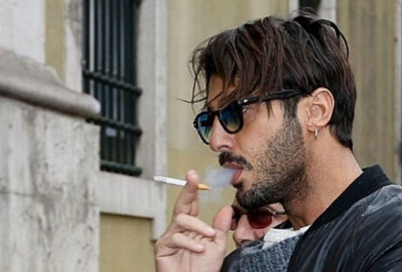 Fabrizio Corona si mostra insanguinato sui social: si sarebbe tagliato i polsi perché deve tornare in carcere preview