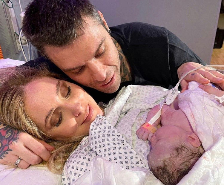 Chiara Ferragni e Fedez mostrano la piccola Vittoria al fratellino: la dolcissima reazione di Leone (Video) preview