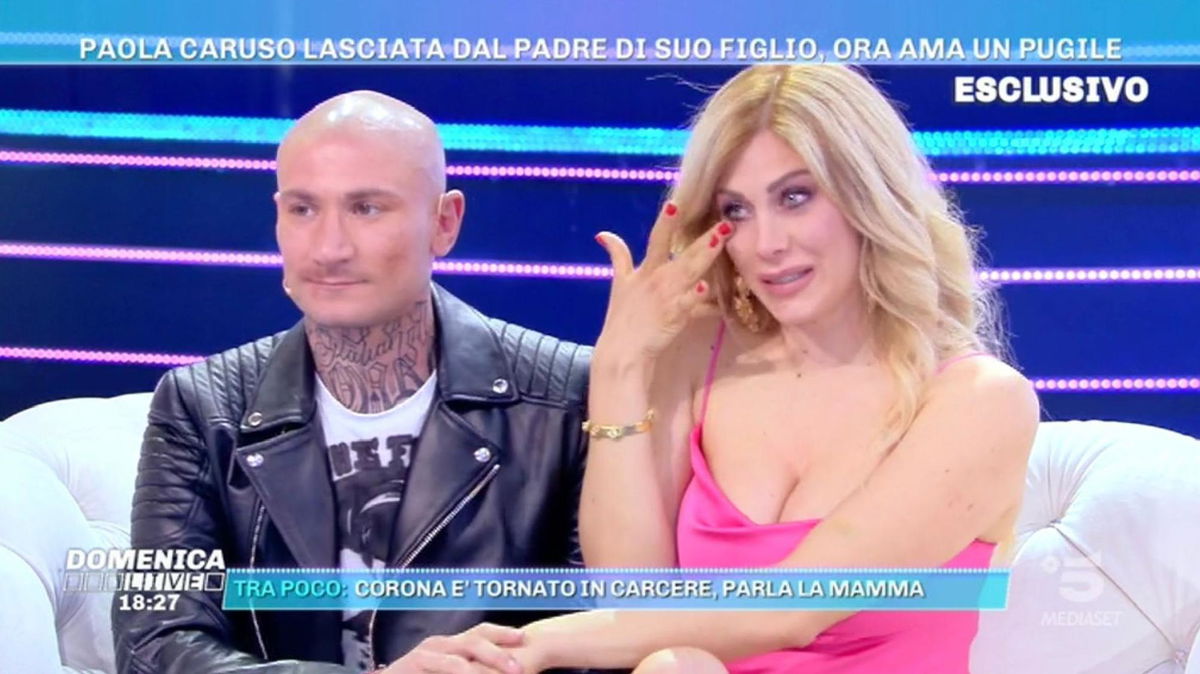 Domenica Live, Paola Caruso svela com’è nata la storia col pugile Dario Socci e si commuove article-post
