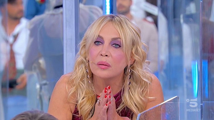 Uomini e Donne, Maria Tona nel mirino dell’ex cavaliere Alessandro Inictu: “Mi diceva cosa dire e non dire, poi la redazione mi ha messo in pausa” article-post