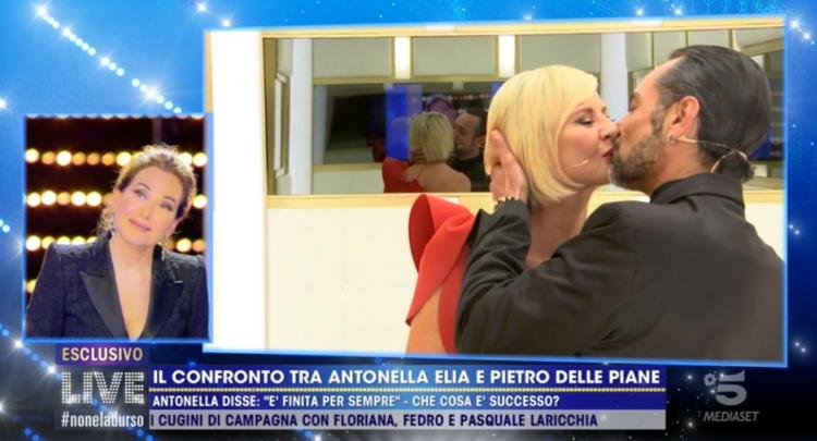 Live – Non è la D’Urso, Antonella Elia choc: “Pietro Delle Piane è il mio trombamico, non sono fidanzata!”