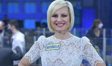 Antonella Elia commenta l’Isola 15 e si scaglia contro una naufraga: “Non la sopporto, è completamente out” preview