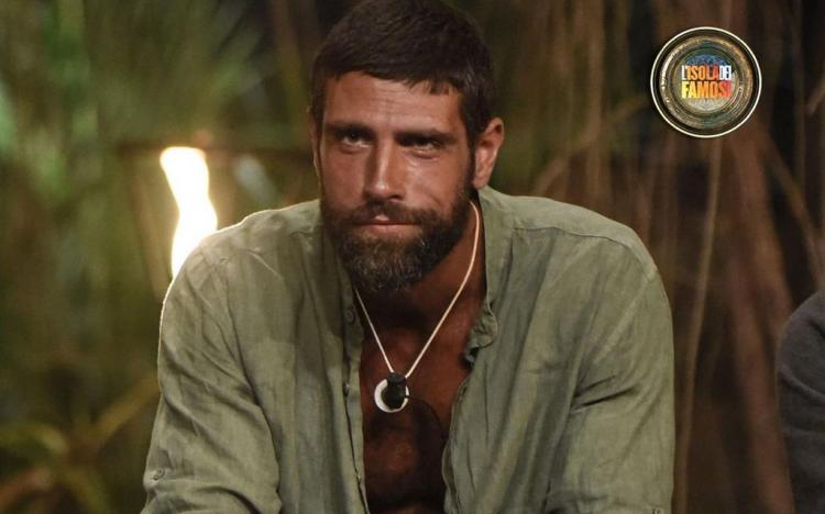 Isola 15, la fidanzata di Gilles Rocca ha rimosso dai social tutte le foto con lui? I dubbi del web preview