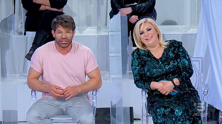 Gianni Sperti fa gli auguri per la befana a Tina Cipollari: l’epica risposta dell’opinionista! article-post