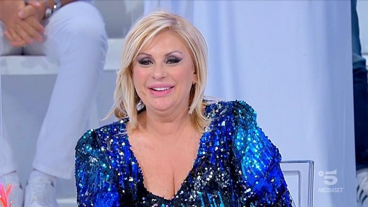 Tina Cipollari si è fidanzata: l’annuncio durante la puntata di Uomini e Donne