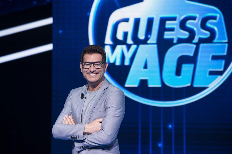 Guess My Age, Max Giusti prenderà il posto di Enrico Papi al timone del programma preview