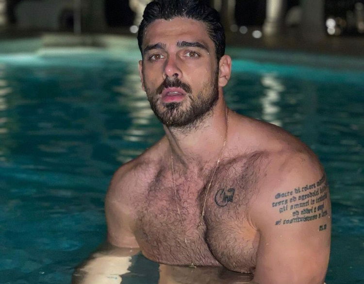 Michele Morrone, in rete le foto di un nudo integrale frontale durante le riprese del sequel di 365 giorni: la reazione dell’attore article-post