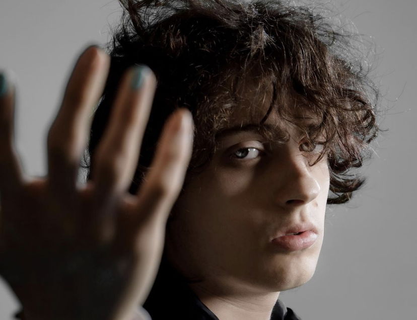 Amici 20, Sangiovanni racconta il passato buio: “Problemi di ansia e paranoia, prendevo medicinali” preview