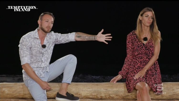 Temptation Island 9, Alessandro Autera dopo aver visto immagini fortissime chiede il falò a Jessica Mascheroni e i due escono separati: colpi di scena dopo il confronto preview