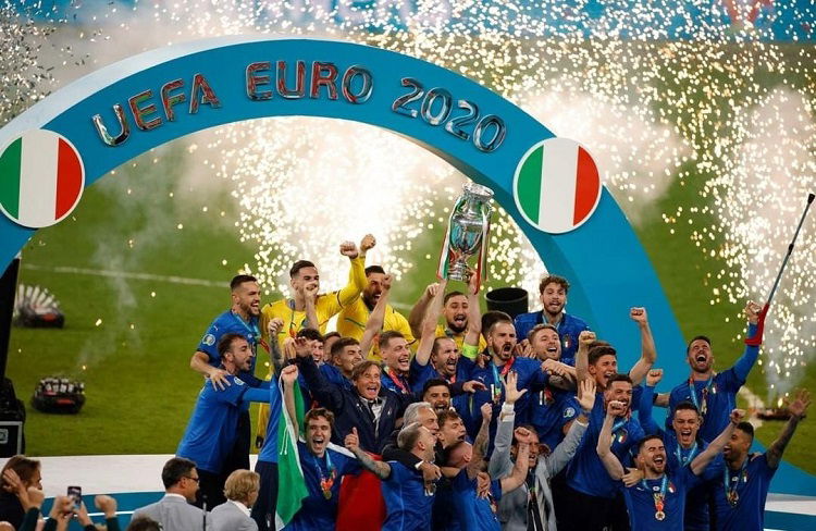 Euro 2020, il calciatore della nazionale italiana Jorginho e la star di Hollywood Jude Law hanno avuto dei figli dalla stessa donna (Foto) preview