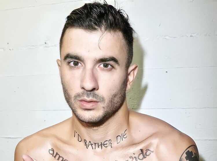 Junior Cally, ex fidanzato di Valentina Dallari: “Sono alcolista, anche il sesso è diventato una malattia, ho preso una decisione insieme alla mia psicologa” article-post