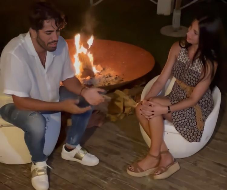 Temptation Island 9, Manuela Carriero e Luciano Punzo simulano un falò di confronto e non manca lo sfottò a Stefano Sirena preview