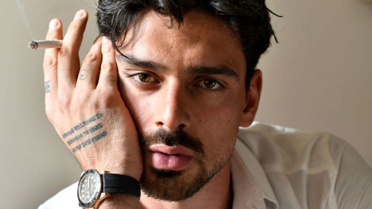 Michele Morrone furioso con l’autrice dei libri a cui è ispirato 365 giorni: “Mi dissocio dallo schifo che ha detto sull’Italia” article-post