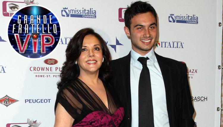 Gf Vip 6, nel cast Nicola Pisu, il figlio di Patrizia Mirigliani che fu denunciato dalla sua stessa madre article-post