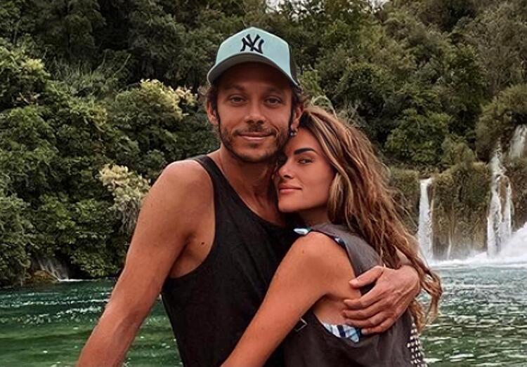 Valentino Rossi e Francesca Sofia Novello presto genitori: l’ironico annuncio (e il sesso del bebè)! article-post