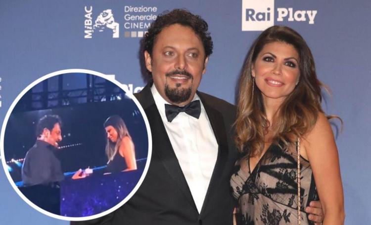Enrico Brignano durante il suo spettacolo all’Arena di Verona fa la proposta di matrimonio alla compagna Flora Canto (Video) preview