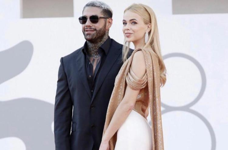 Drusilla Gucci e Francesco Chiofalo si baciano sul red carpet di Venezia 78 (Foto) preview