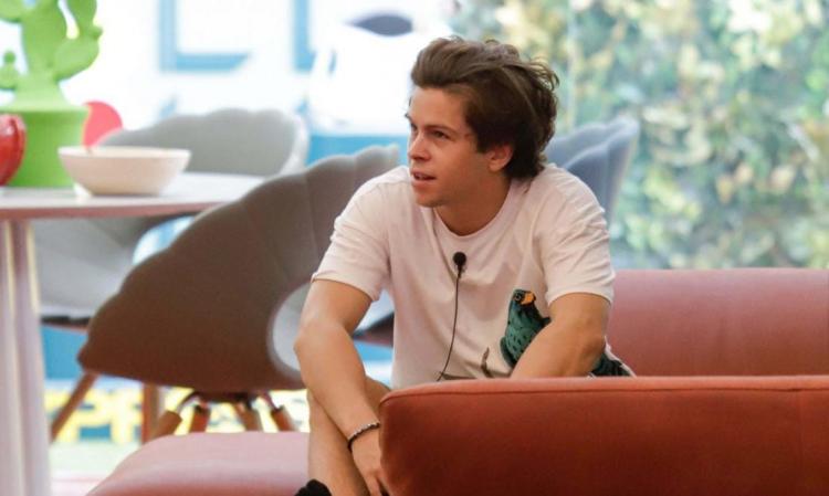 Gf Vip 6, nella notte Tommaso Eletti si lascia andare a confessioni h0t su Valentina Nulli Augusti preview