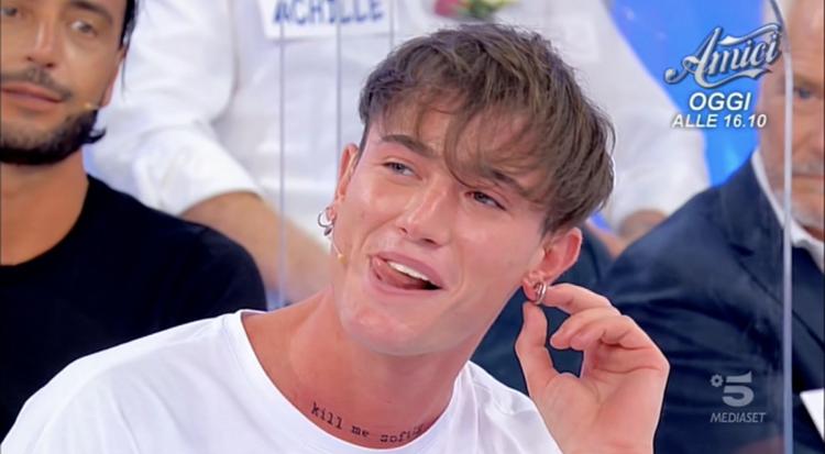 Joele Milan si fa un (ironico) tatuaggio dedicato a Uomini e Donne preview