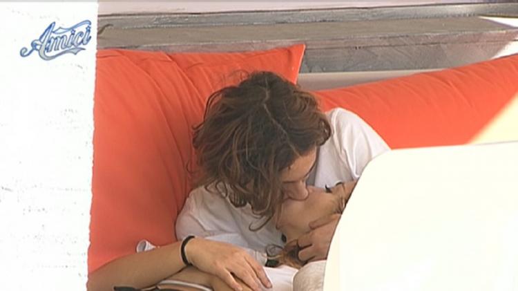 Amici 21, Albe e Serena Carella utilizzano il regalo fatto dalla produzione del talent! (Foto) preview